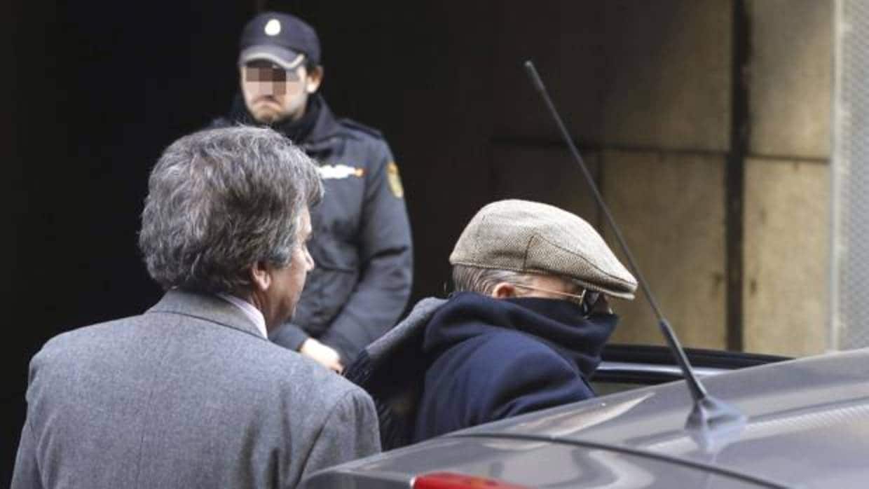 El exinspector Juan Antonio González Pacheco, «Billy el Niño», a la salida de la Audiencia Nacional tras una comparecencia ante el juez Pablo Ruz en diciembre de 2013