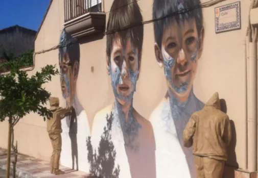 Mural urbano (los grafiteros son esculturas) de Sergio Delicado y JuangaCedos