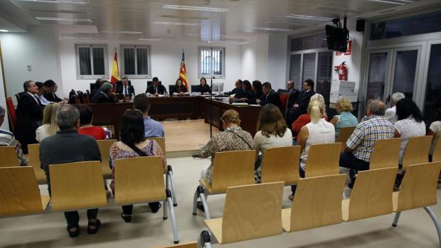 Juzgarán a 43 personas por simular contratos para cobrar el paro y obtener permisos de residencia