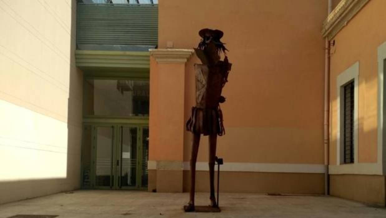 Imagen de la estatua de Don Quijote tras el acto vandálico
