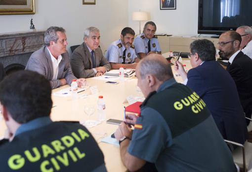 El delegado del Gobierno en Cataluña, Enric Millo, con el conseller de Interior de la Generalitat, y los mandos policiales de todas las administraciones