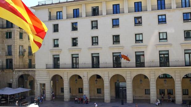 Cuatro policías niegan torturas a un detenido en Elda pero los testigos les incriminan