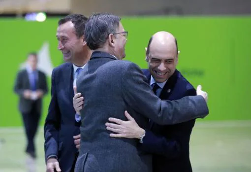 Puig abraza al alcalde de Alicante, en un acto público reciente