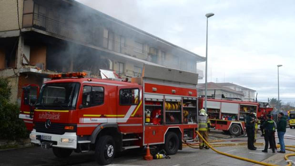 Los bomberos intervienen en las viviendas afectadas por la explosión