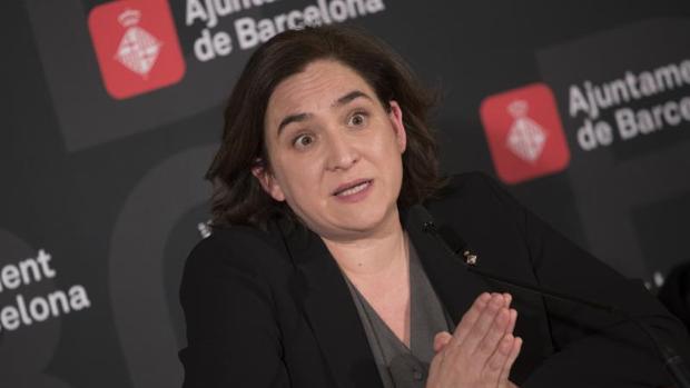 La oposición critica el enésimo alineamiento de Colau con el independentismo