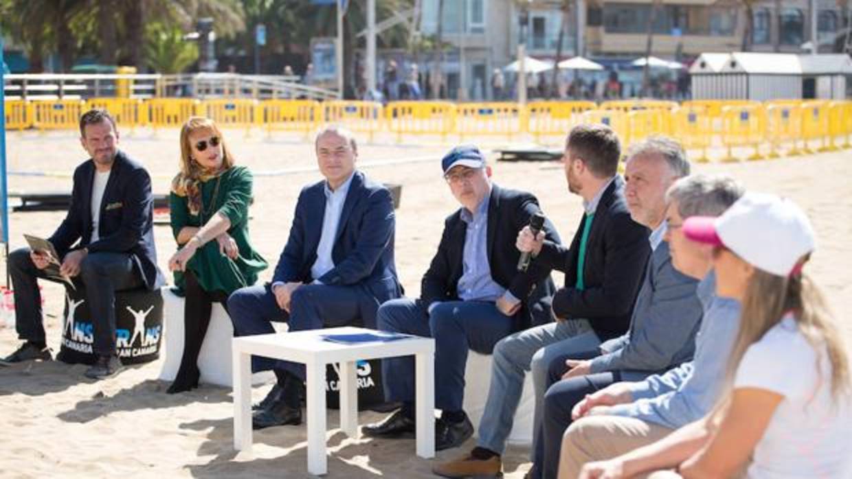 El presidente insular (centro) este miércoles en el acto de presentación de la Transgrancanaria 2018 en Las Canteras