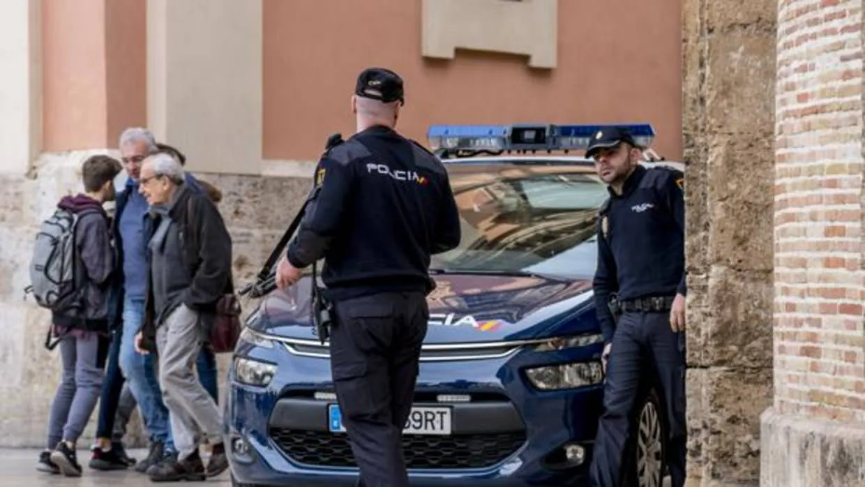 Imagen de archivo de dos agentes de la Policía Nacional en Valencia
