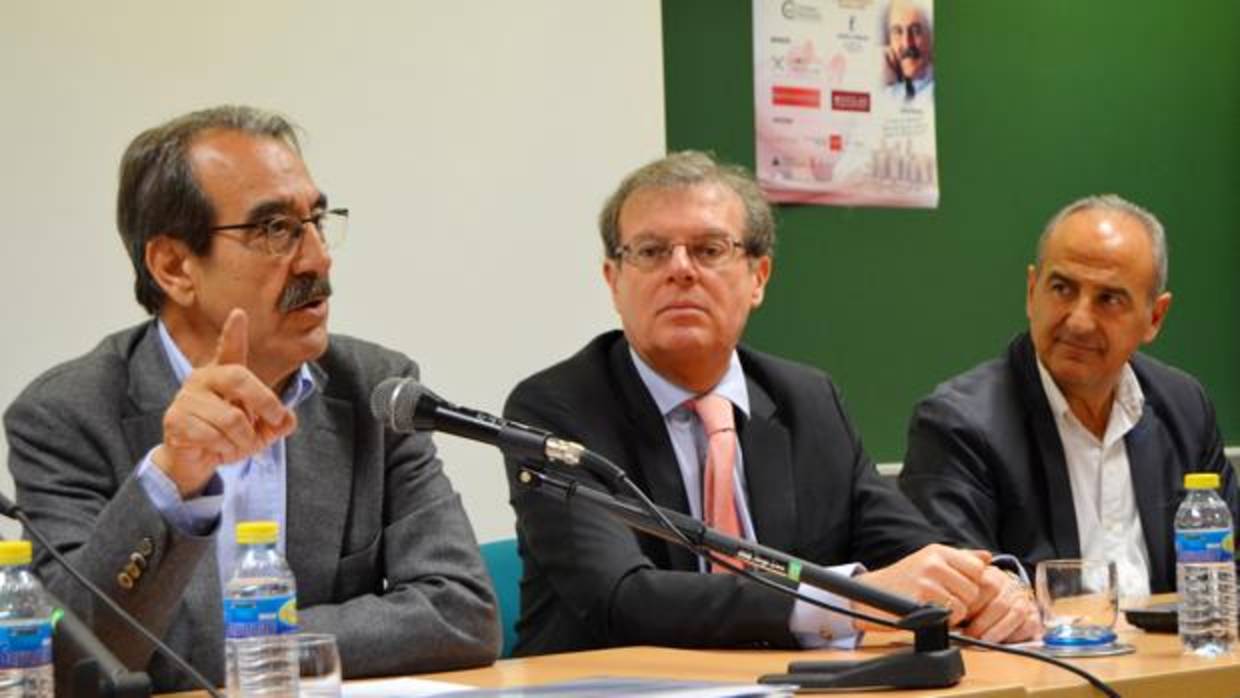 A la izquierda Emilio Ontiveros, presidente del Consejo Social, y en el centro Miguel Ángel Collado, rector de la UCLM