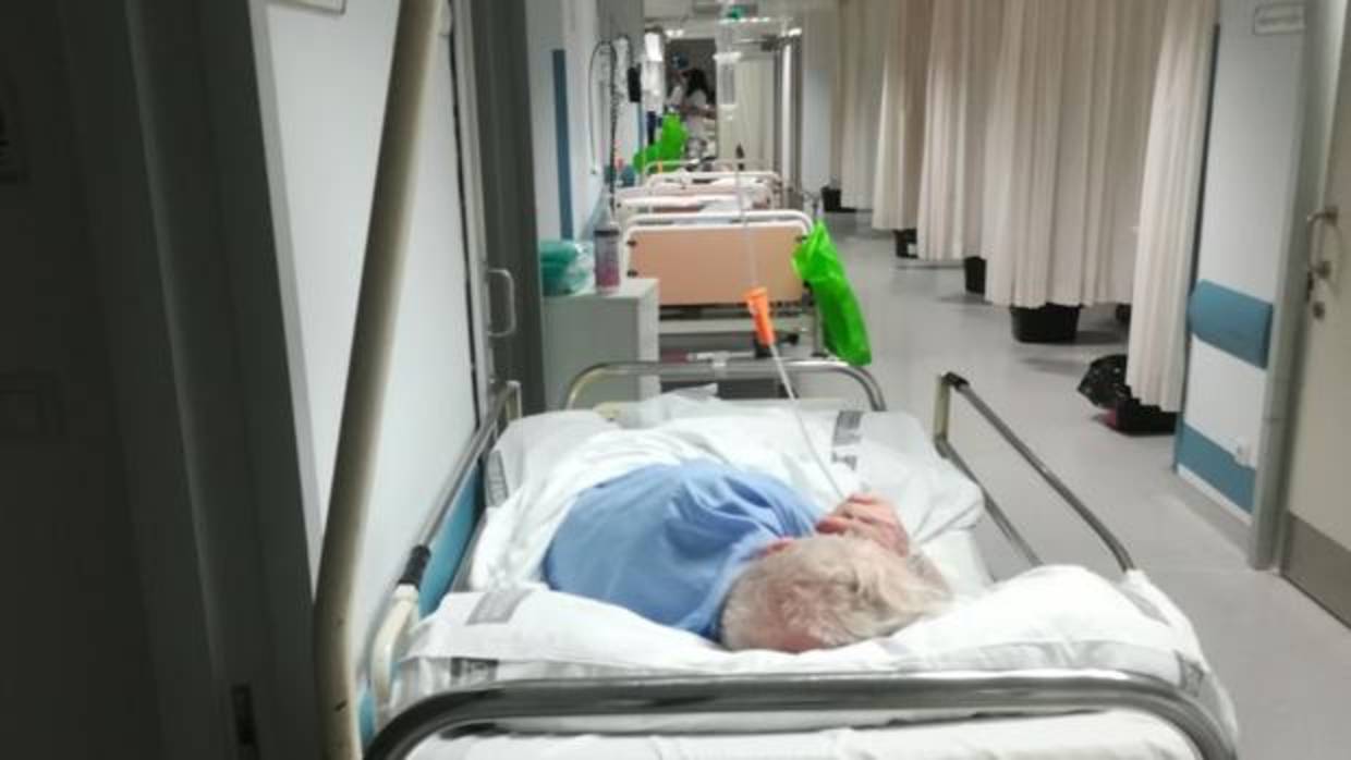 Imagen de los pasillos de Urgencias del Hospital Clínico de Valencia, con pacientes en camas que se acumulan