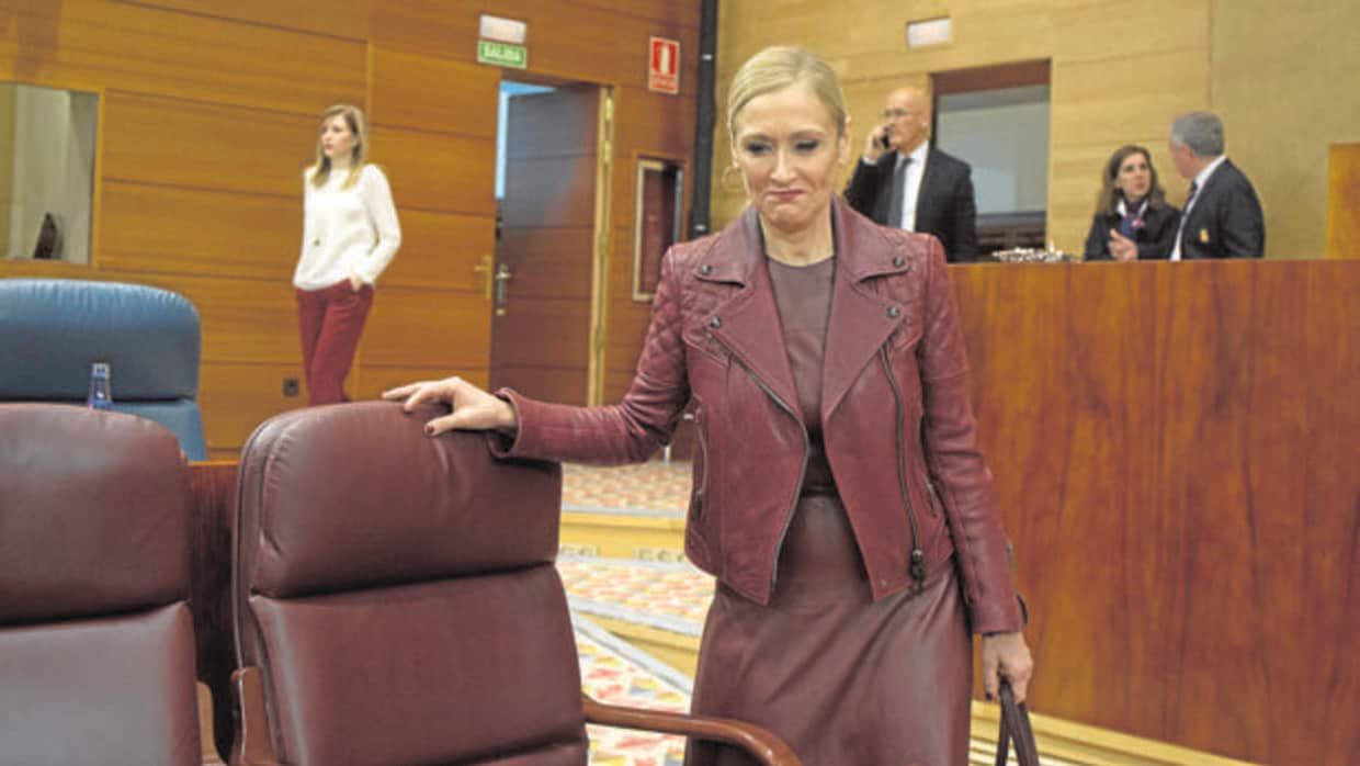 La presidenta Cifuentes, a su llegada al pleno de la Asamblea de Madrid