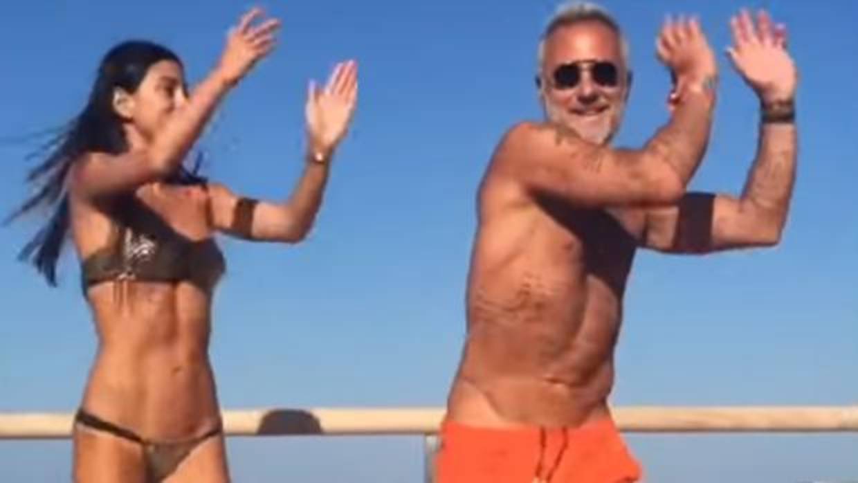 Gianluca Vacchi y su exnovia durante uno de sus famosos bailes