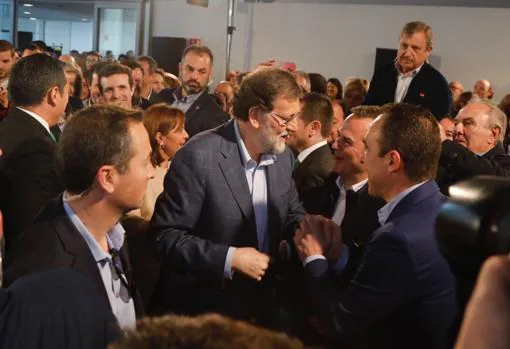 Rajoy saludando al público en el encuentro de Elche