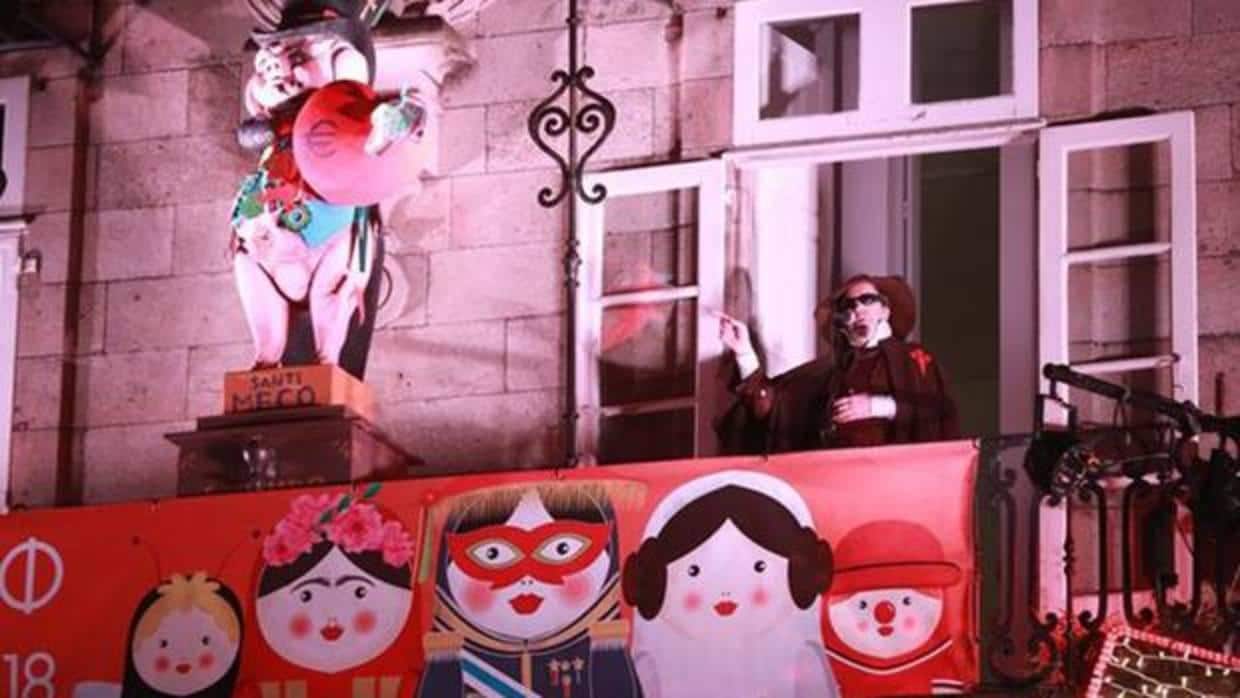 El humorista Carlos Santiago aprovechó el pregón de Carnaval de Santiago de Compostela para dirigir un discurso ofensivo con burlas al Apóstol y a la Virgen
