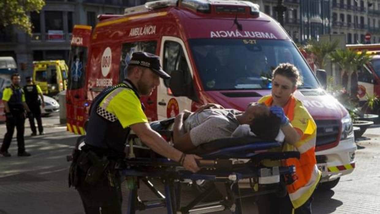 Traslado de uno de los heridos en los atentados del 17 de agosto del pasado año en Barcelona