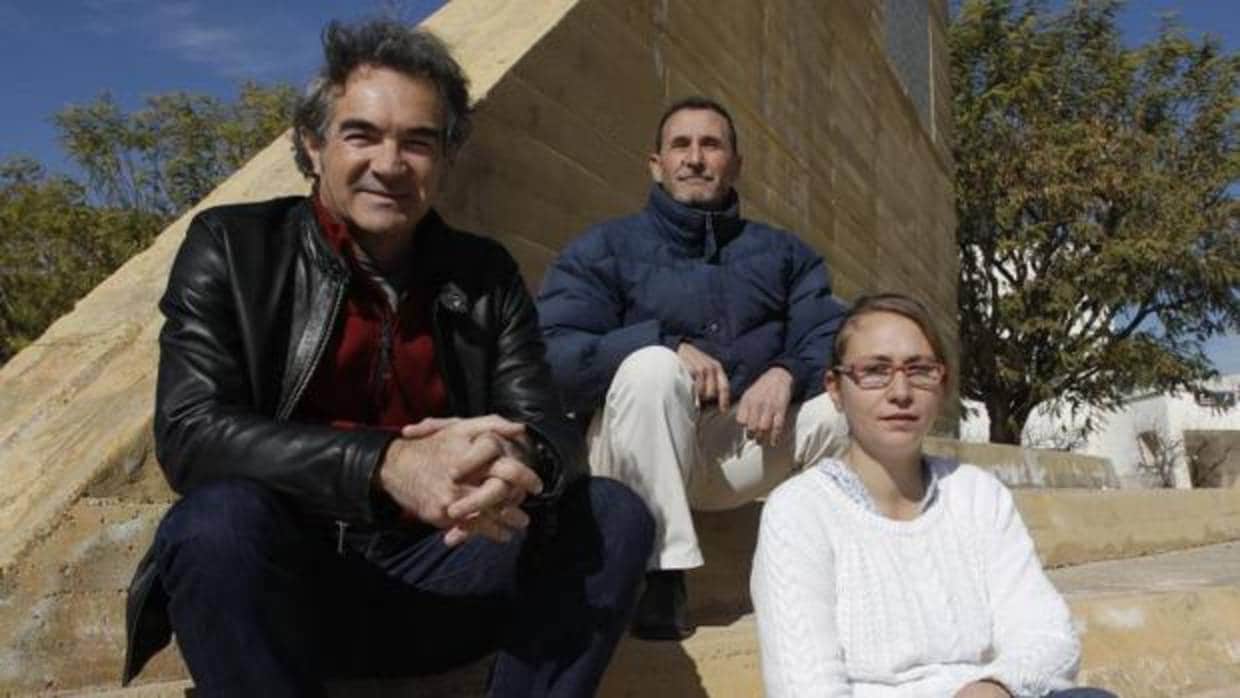 Los profesores de la Universidad de Alicante José Miguel Torrejón y José Joaquín Rodes, con la estudiante María Martínez Chicharro