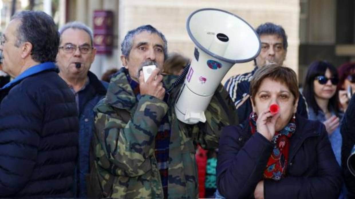 Un momento de la protesta de este sábado a la llegada de Mariano Rajoy a Elche