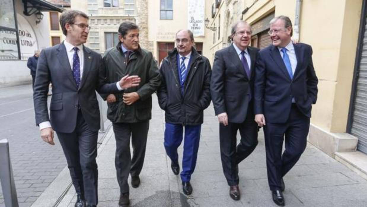De izquierda a derecha, los presidentes autonómicos Feijóo, Fernández, Lambán y Herrera, con el alcalde de León, Antonio Silván