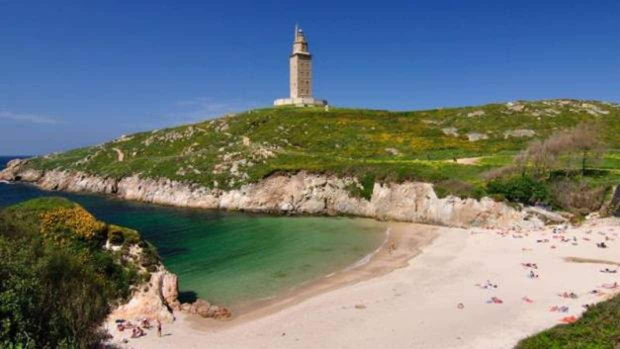 Vista de la Playa de las Lapas y, al fondo, la Torre de Hércules (La Coruña)