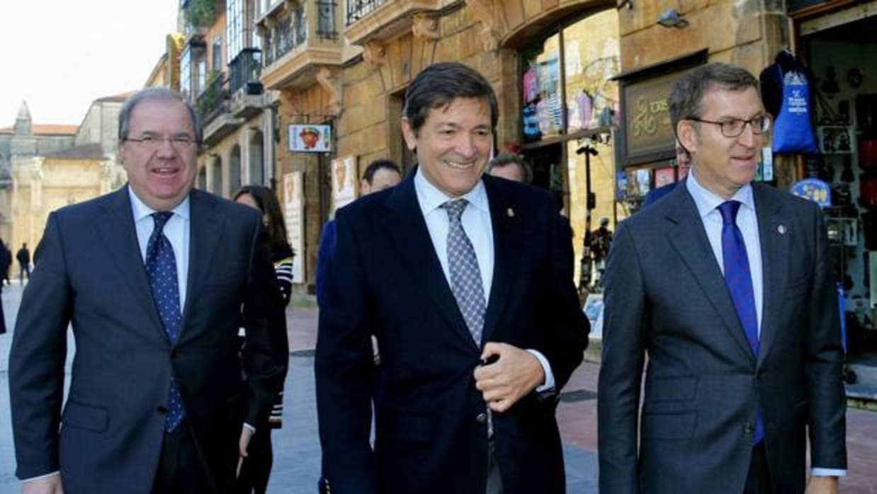 Herrera, Fernández y Feijóo, en el primer encuentro de los gobiernos de Asturias, Galicia y Castilla y León, en 2017