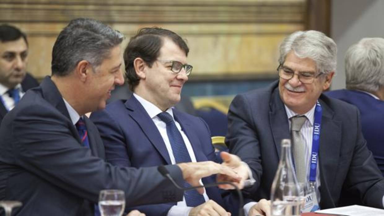 El ministro de exteriores, Alfonso Dastis, junto al presidente del Partido Popular de Castilla y León, Alfonso Fernández Mañueco y el lider del PP catalán, Xavier García Albiol