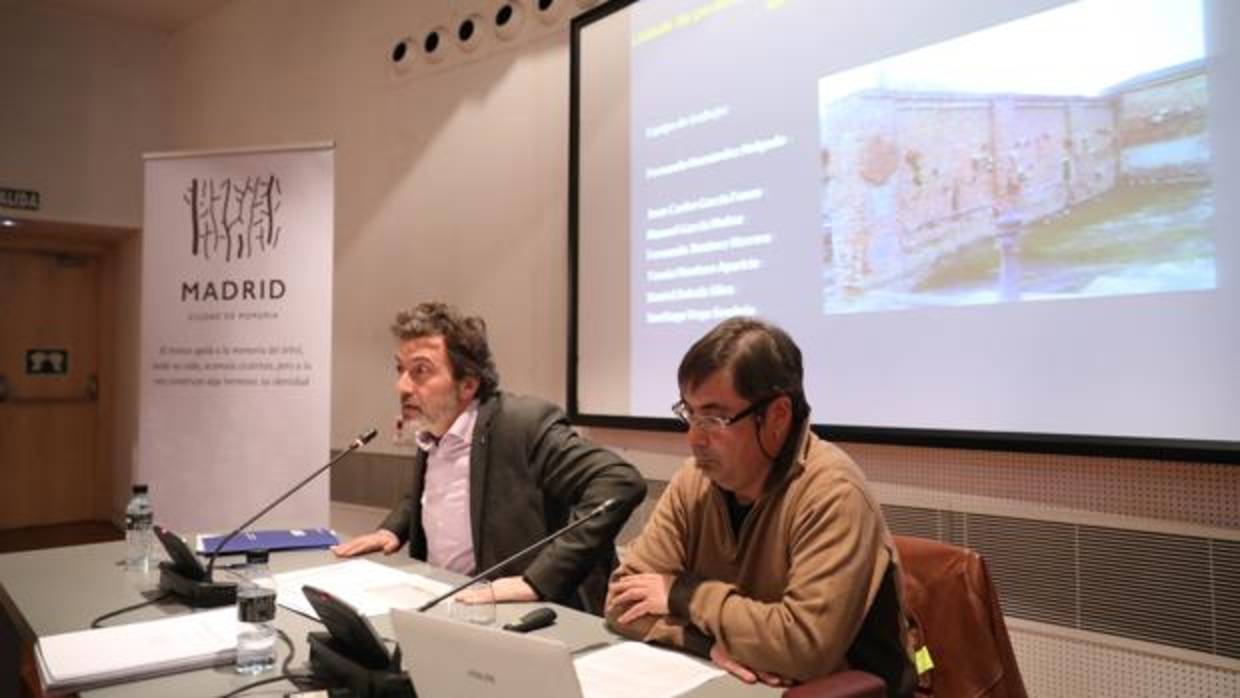 Mauricio Valiente, y el historiador Fernando Hernández durante la presentación del informe