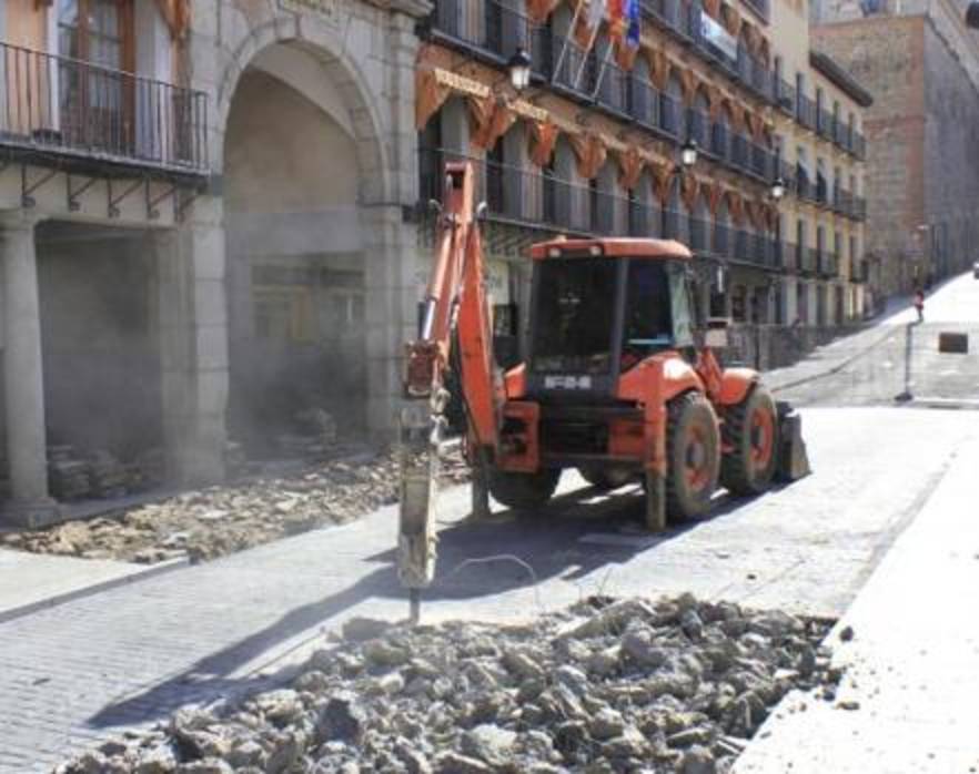 Una excavadora, ayer, levanta el firme de Zocodover