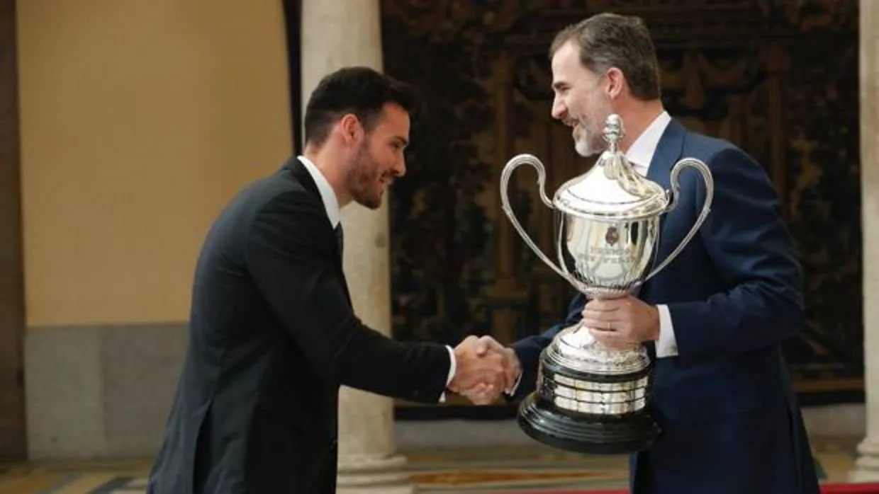 El Rey entrega su premio al olímpico Saúl Craviotto