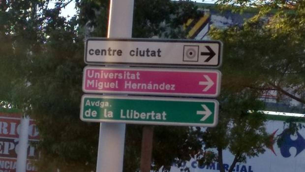 Ejemplo de varias señales de tráfico rotuladas únicamente en valenciano en la ciudad de Elche