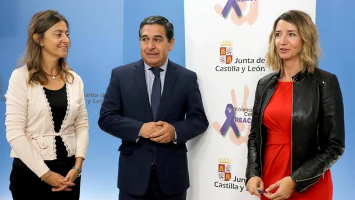 Esperanza Vázquez, Julio Sanz y Alicia García, tras la firma del convenio en noviembre para el nuevo turno de oficio