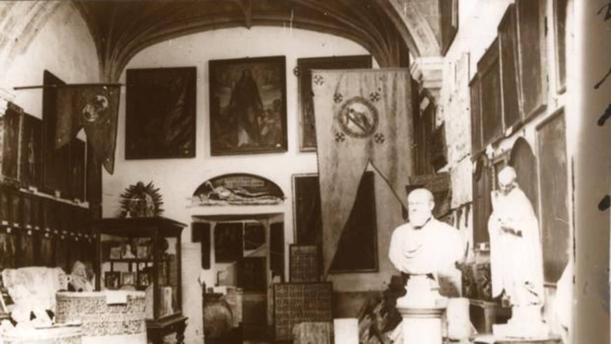 Primera sala del Museo Provincial en San Juan de los Reyes. Archivo Municipal de Toledo. Fondo Luis Alba