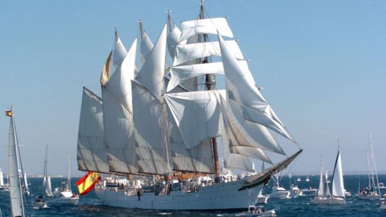 El buque-escuela Juan Sebastián de Elcano, en Canarias