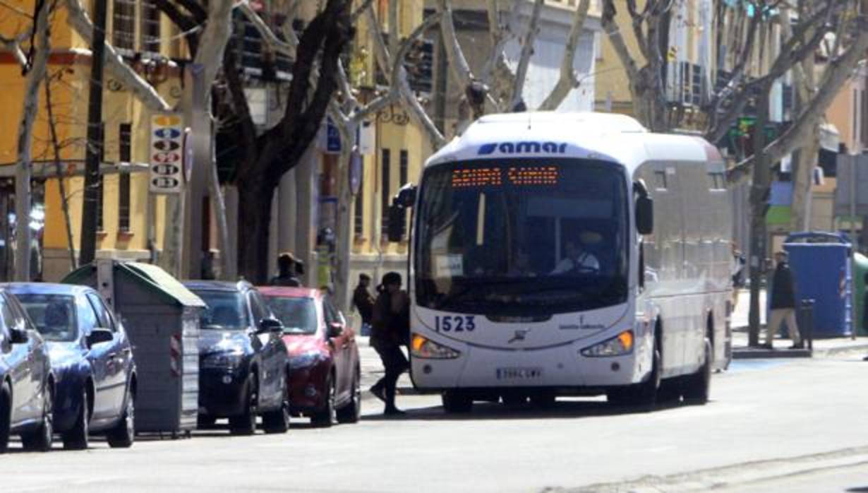 Línea circular que une Toledo - Argés - Cobisa, a su paso por la avenida de la Reconquista, en la capital