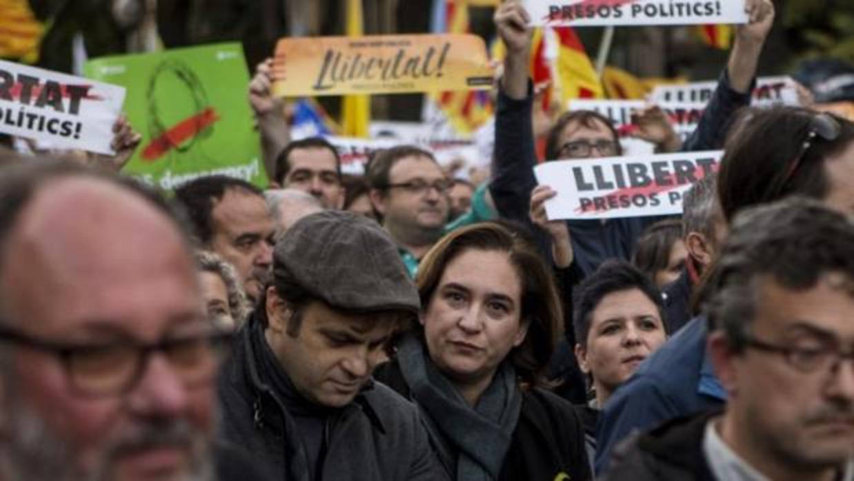 Colau, en una manifestación para pedir libertad por los "políticos presos"