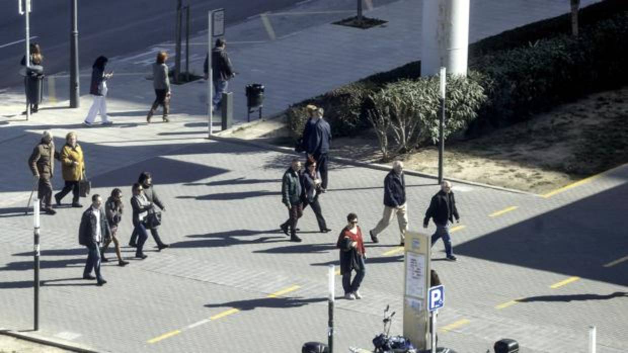 Varias personas caminan por una zona peatonal este miércoles en Valencia