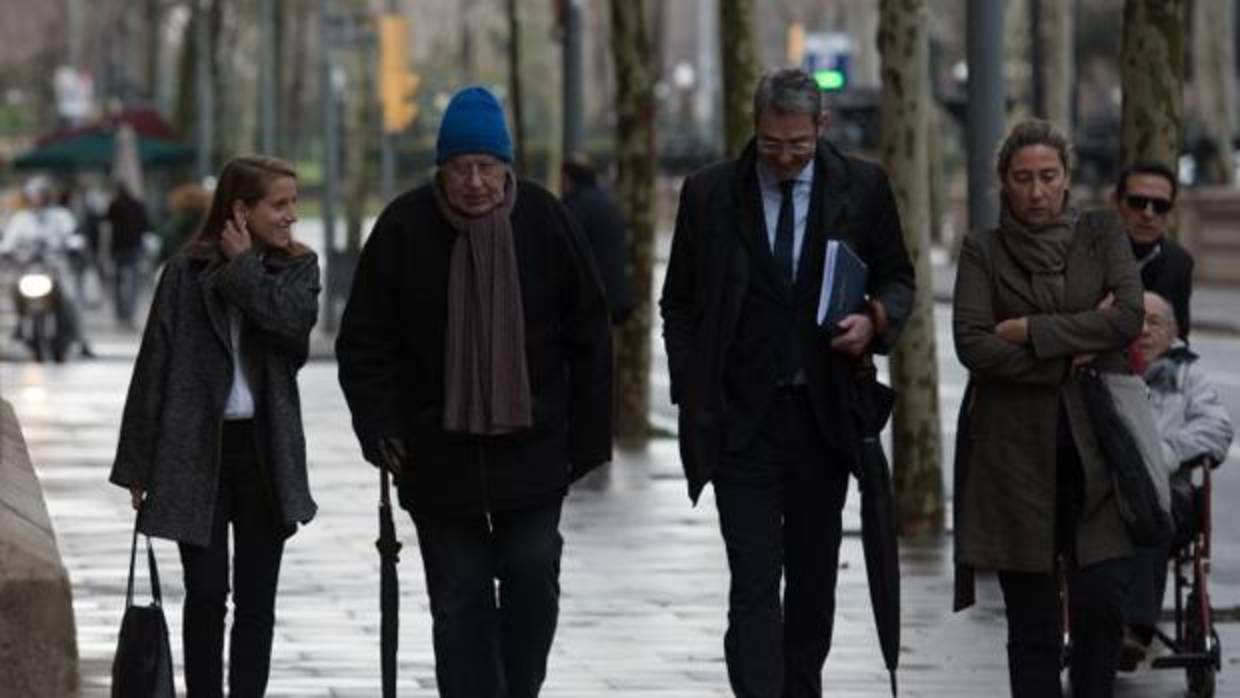 Jordi Montull (con gorro) junto a sus abogados y su hija ante la Audiencia de Barcelona