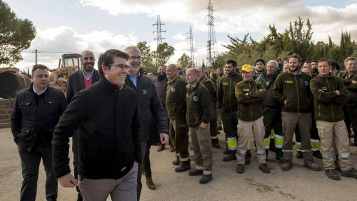 Jorge Rodríguez en la presentació del traje del brigadistes