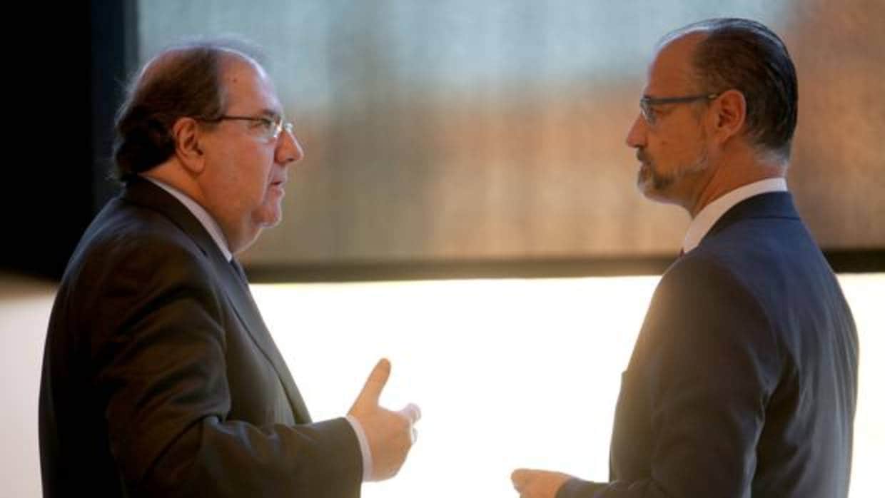 Herrera y Fuentes conversan en los pasillos de las Cortes regionales