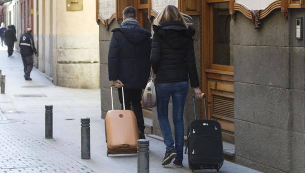 Turistas con sus maletas por la zona centro de Madrid