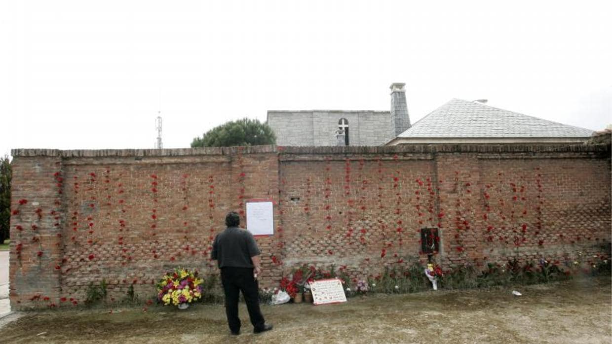 Ofrenda floral en abril de 2007 en la tapia del cementerio de La Almudena en homenaje a los fusilados entre el 39 y el 45