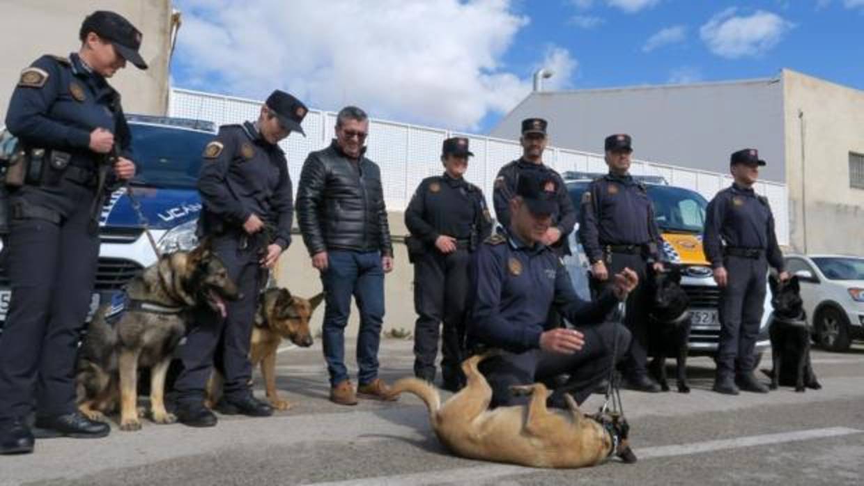 El concejal Marcos con la Unidad Canina, este miércoles durante la presentación