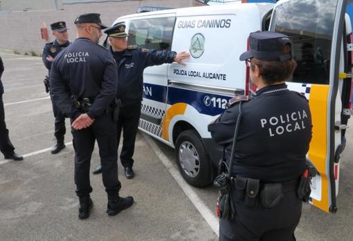 El intendente general jefe José María Conesa inspecciona un vehículo