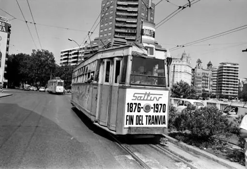 Últim tramvia cap al Grau creuant el pont d'Aragó 1970