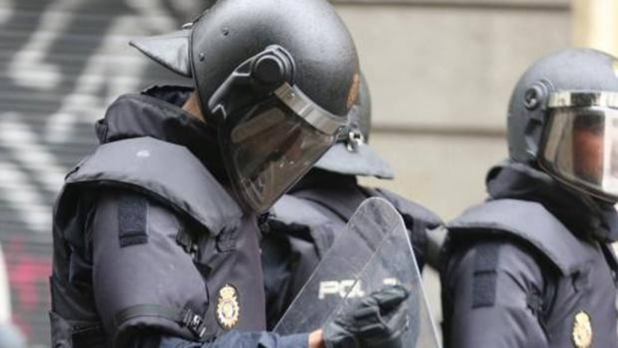Un agente de la Policía Nacional durante el operativo contra el referéndum