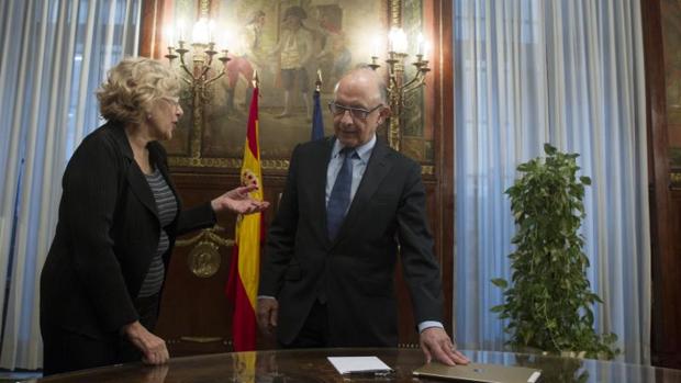 Carmena pide ayuda a Montoro tras incumplir de nuevo su Plan Económico Financiero