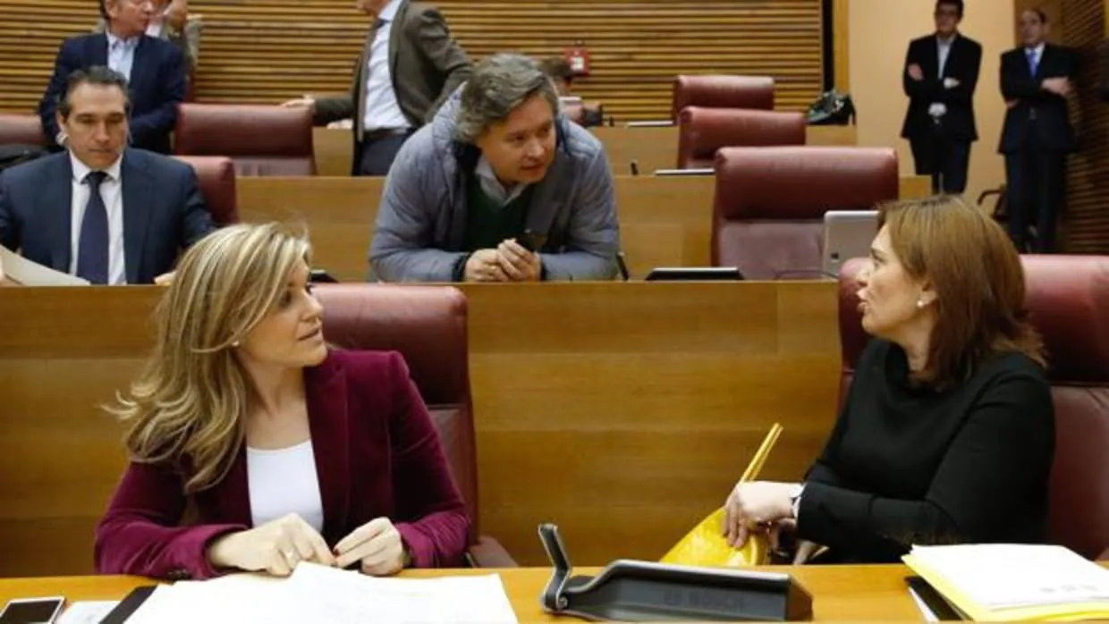 Eva Ortiz, Isabel Bonig y Luis Santamaría en las Cortes Valencianas este jueves