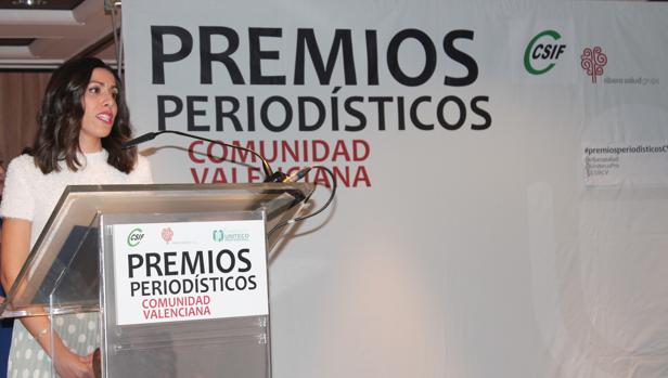 La redactora de ABC Rosana B. Crespo recoge el premio a la periodista revelación de la Comunidad Valenciana