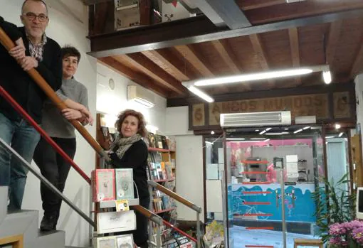 Víctor Martín, Rocío Sánchez y Elvira Rivero, los nuevos responsables de la librería Hojablanca