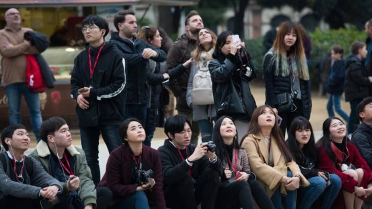 Grupo de turistas contemplando la Sagrada Familia