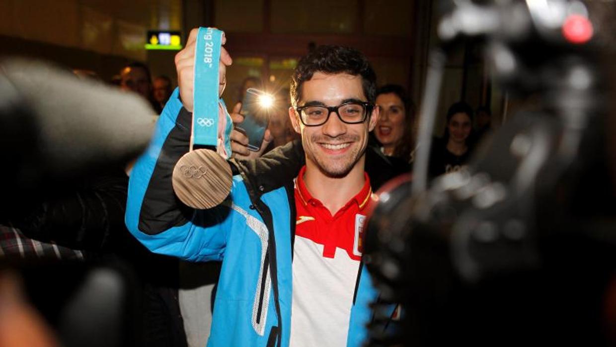 El patinador madrileño Javier Fernández enseña su bronce a su llegada al aeropuerto el pasado lunes