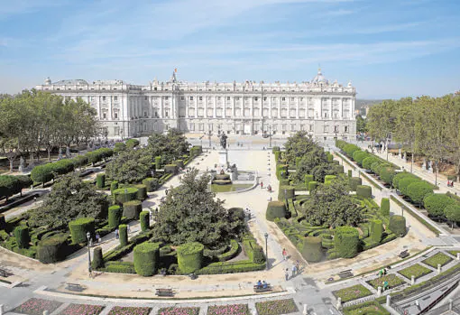 El Palacio de Oriente Confiesa que es uno de sus lugares favoritos de Madrid. «Me gusta porque allí la gente se junta para pasar la tarde, dar un paseo con los amigos o la familia... Es un lugar donde volver al pasado».